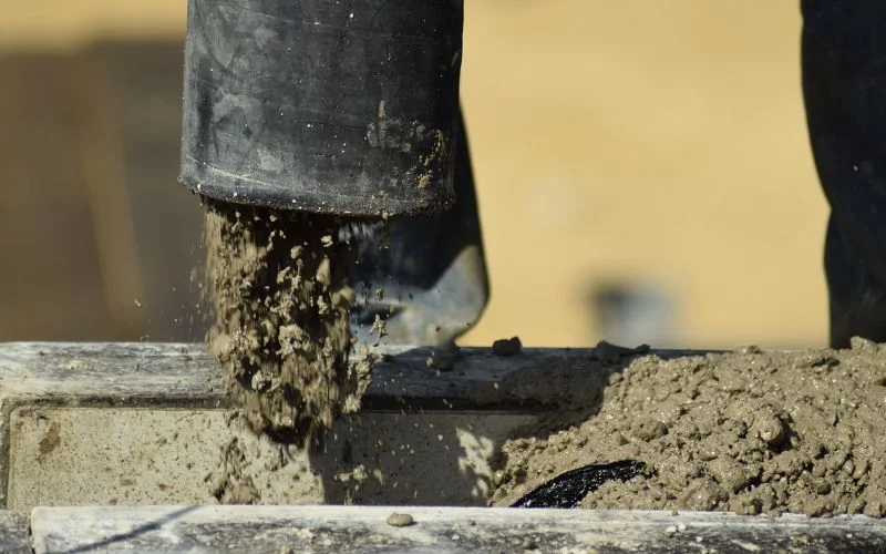 Betonglagning tata sprickor i berg